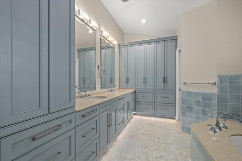 House in Sarasota, Florida 3 bedrooms, 177.54 sq.m. № 2152184 - photo 22