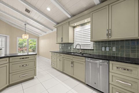 House in Sarasota, Florida 3 bedrooms, 177.54 sq.m. № 2152184 - photo 15