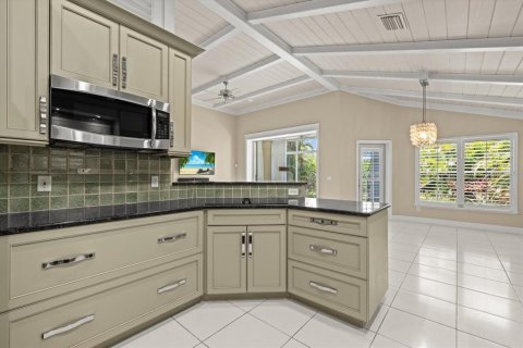 House in Sarasota, Florida 3 bedrooms, 177.54 sq.m. № 2152184 - photo 12