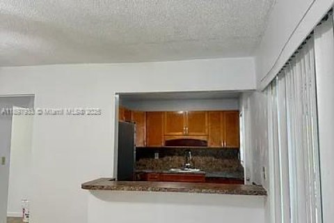 Condominio en alquiler en Miami, Florida, 2 dormitorios, 259.94 m2 № 1949820 - foto 7