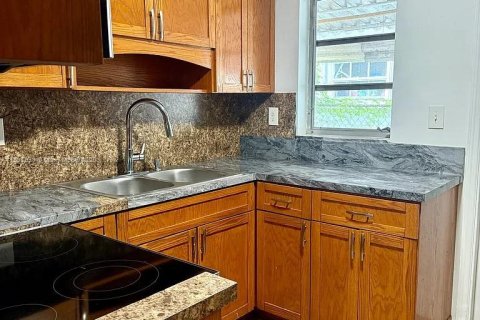 Condominio en alquiler en Miami, Florida, 2 dormitorios, 259.94 m2 № 1949820 - foto 4