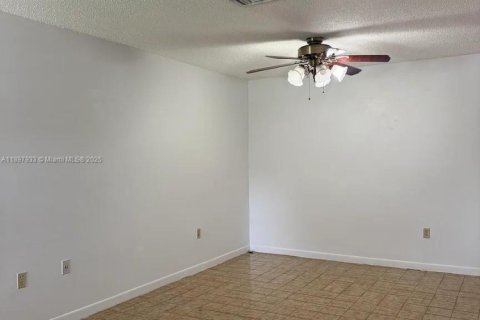 Condominio en alquiler en Miami, Florida, 2 dormitorios, 259.94 m2 № 1949820 - foto 8