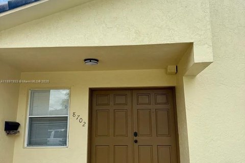 Condominio en alquiler en Miami, Florida, 2 dormitorios, 259.94 m2 № 1949820 - foto 1
