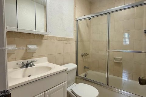 Condominio en alquiler en Miami, Florida, 2 dormitorios, 259.94 m2 № 1949820 - foto 15
