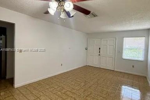 Condominio en alquiler en Miami, Florida, 2 dormitorios, 259.94 m2 № 1949820 - foto 2