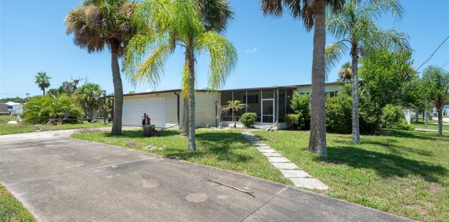 House in Edgewater, Florida 3 bedrooms, 119.66 sq.m. № 2236774