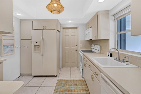 Casa en alquiler en Miami, Florida, 4 dormitorios, 219.25 m2 № 1992194 - foto 11