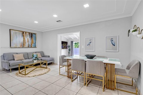 Casa en alquiler en Miami, Florida, 4 dormitorios, 219.25 m2 № 1992194 - foto 1