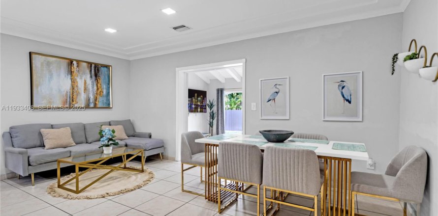 Casa en Miami, Florida 4 dormitorios, 219.25 m2 № 1992194