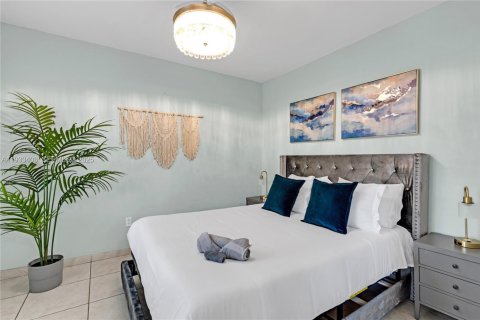 Casa en alquiler en Miami, Florida, 4 dormitorios, 219.25 m2 № 1992194 - foto 23