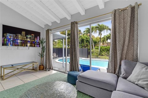 Casa en alquiler en Miami, Florida, 4 dormitorios, 219.25 m2 № 1992194 - foto 7
