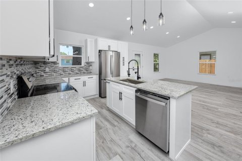 House in Saint Petersburg, Florida 3 bedrooms, 117.06 sq.m. № 1905451 - photo 24