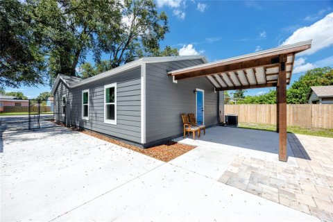 House in Saint Petersburg, Florida 3 bedrooms, 117.06 sq.m. № 1905451 - photo 6
