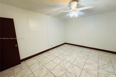 Condo in Davie, Florida, 2 bedrooms  № 1887670 - photo 8