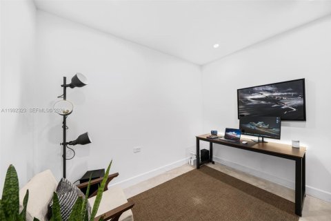 House in Miami, Florida 4 bedrooms, 132.76 sq.m. № 2060387 - photo 29