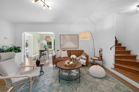 House in Miami, Florida 4 bedrooms, 132.76 sq.m. № 2060387 - photo 6