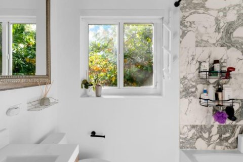 House in Miami, Florida 4 bedrooms, 132.76 sq.m. № 2060387 - photo 25