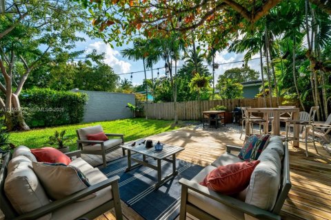 House in Miami, Florida 4 bedrooms, 132.76 sq.m. № 2060387