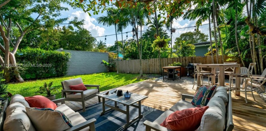 House in Miami, Florida 4 bedrooms, 132.76 sq.m. № 2060387