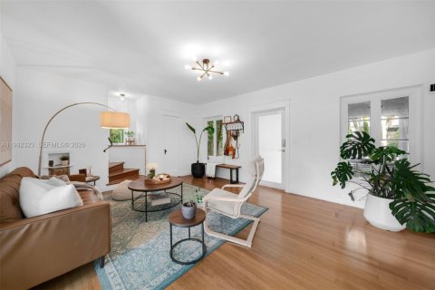 House in Miami, Florida 4 bedrooms, 132.76 sq.m. № 2060387 - photo 7