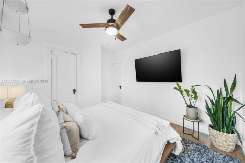 House in Miami, Florida 4 bedrooms, 132.76 sq.m. № 2060387 - photo 19