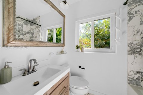 House in Miami, Florida 4 bedrooms, 132.76 sq.m. № 2060387 - photo 24