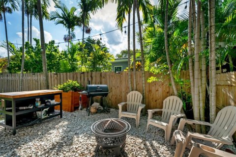 House in Miami, Florida 4 bedrooms, 132.76 sq.m. № 2060387 - photo 30