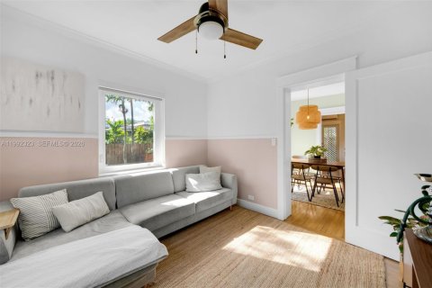 House in Miami, Florida 4 bedrooms, 132.76 sq.m. № 2060387 - photo 16