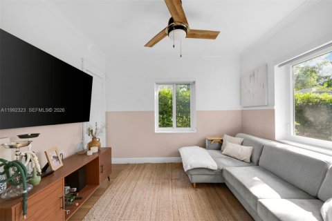 House in Miami, Florida 4 bedrooms, 132.76 sq.m. № 2060387 - photo 14