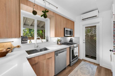 House in Miami, Florida 4 bedrooms, 132.76 sq.m. № 2060387 - photo 12