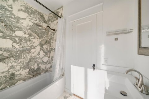 House in Miami, Florida 4 bedrooms, 132.76 sq.m. № 2060387 - photo 27