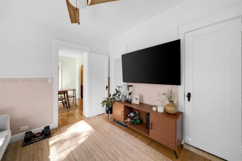 House in Miami, Florida 4 bedrooms, 132.76 sq.m. № 2060387 - photo 15