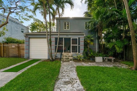 House in Miami, Florida 4 bedrooms, 132.76 sq.m. № 2060387 - photo 2