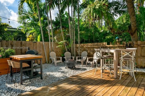 House in Miami, Florida 4 bedrooms, 132.76 sq.m. № 2060387 - photo 3