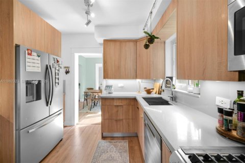 House in Miami, Florida 4 bedrooms, 132.76 sq.m. № 2060387 - photo 11