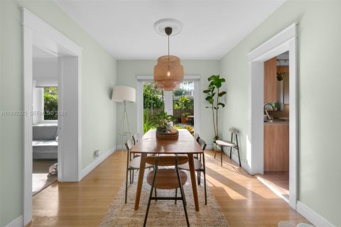 House in Miami, Florida 4 bedrooms, 132.76 sq.m. № 2060387 - photo 8