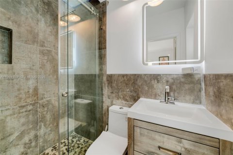 House in Miami, Florida 4 bedrooms, 132.76 sq.m. № 2060387 - photo 17