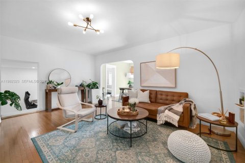 House in Miami, Florida 4 bedrooms, 132.76 sq.m. № 2060387 - photo 9