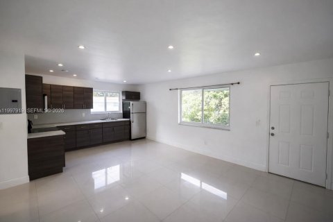 Apartamento en alquiler en Miami, Florida, 2 dormitorios № 2064402 - foto 3