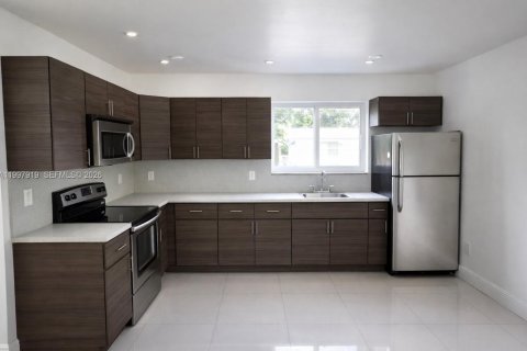 Apartamento en alquiler en Miami, Florida, 2 dormitorios № 2064402 - foto 2