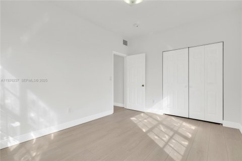 Villa ou maison à louer à Miami, Floride: 2 chambres, 280.01 m2 № 1986405 - photo 11