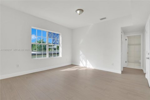 Villa ou maison à louer à Miami, Floride: 2 chambres, 280.01 m2 № 1986405 - photo 25