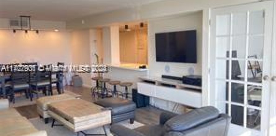 Condominio en Hallandale Beach, Florida, 2 dormitorios  № 1863868