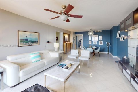 Condo in Hallandale Beach, Florida, 2 bedrooms № 1969468 - photo 4