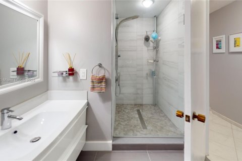 Condo in Hallandale Beach, Florida, 2 bedrooms № 1969468 - photo 8