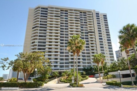 Condo in Hallandale Beach, Florida, 2 bedrooms № 1969468 - photo 12