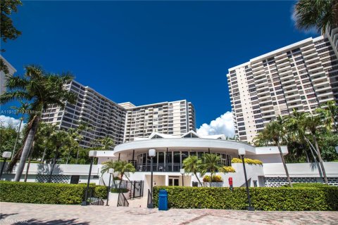 Condo in Hallandale Beach, Florida, 2 bedrooms № 1969468 - photo 26