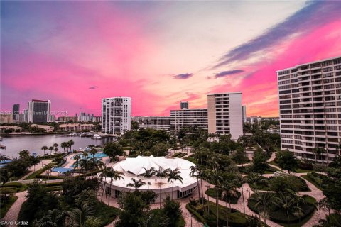 Condo in Hallandale Beach, Florida, 2 bedrooms № 1969468 - photo 11