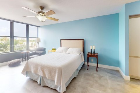 Condo in Hallandale Beach, Florida, 2 bedrooms № 1969468 - photo 7