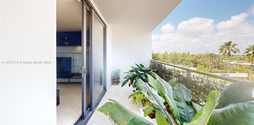 Condo in Hallandale Beach, Florida, 2 bedrooms № 1969468